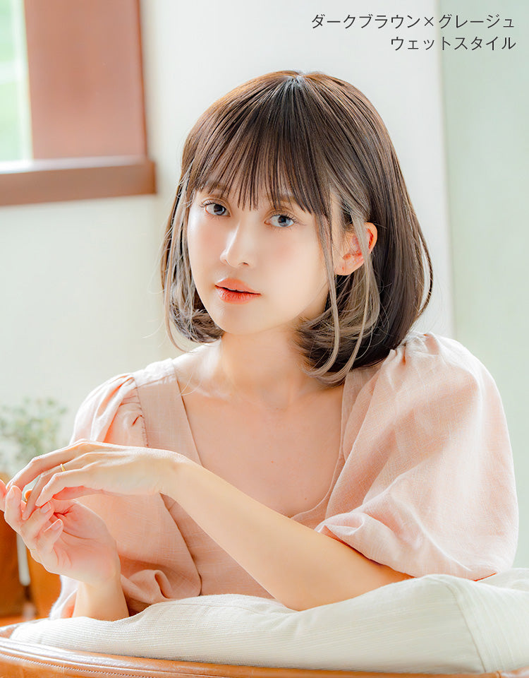 ダークブラウン×グレージュカラー（ウェットスタイル）を着用したモデル