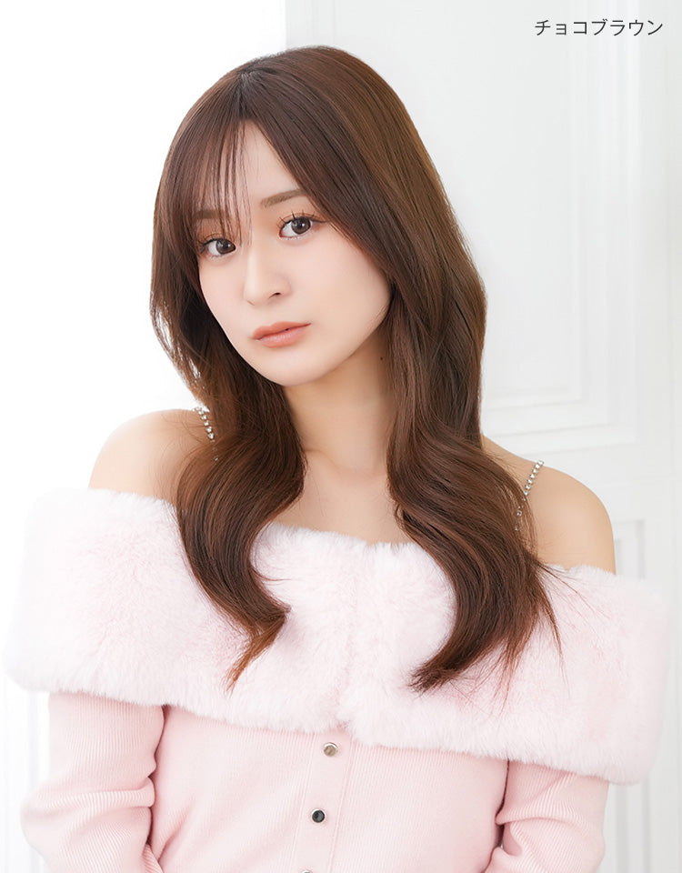 チョコブラウンカラーを着用したモデル