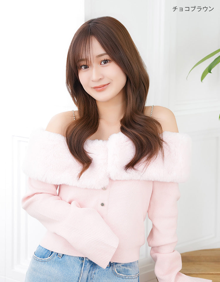 チョコブラウンカラーを着用したモデル