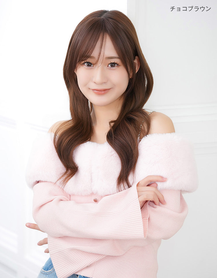 チョコブラウンカラーを着用したモデル