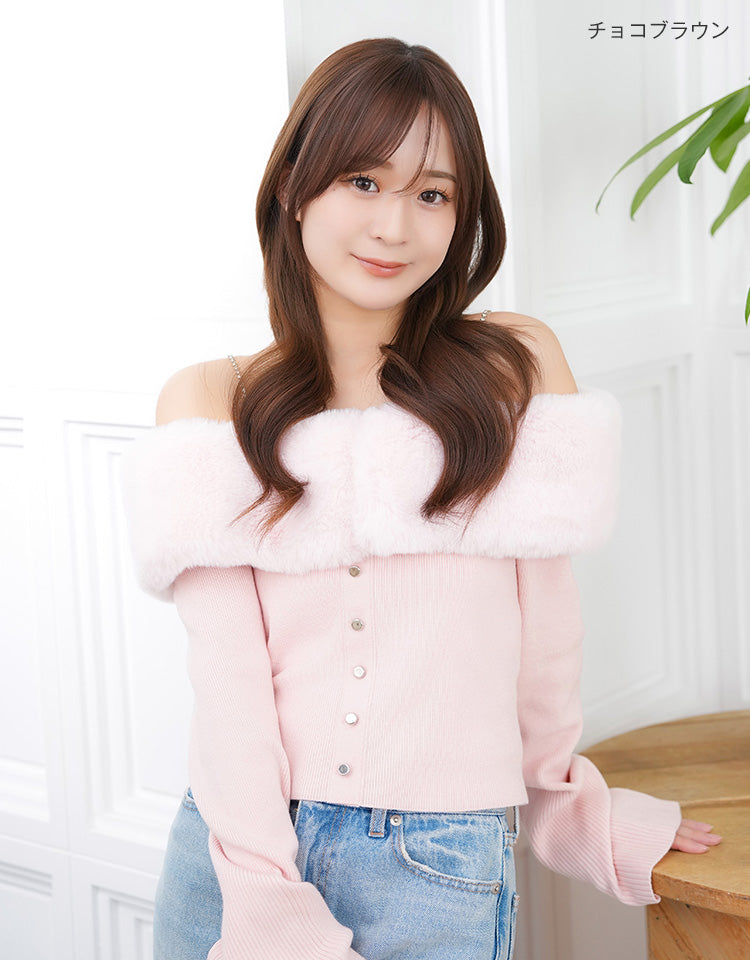 チョコブラウンカラーを着用したモデル