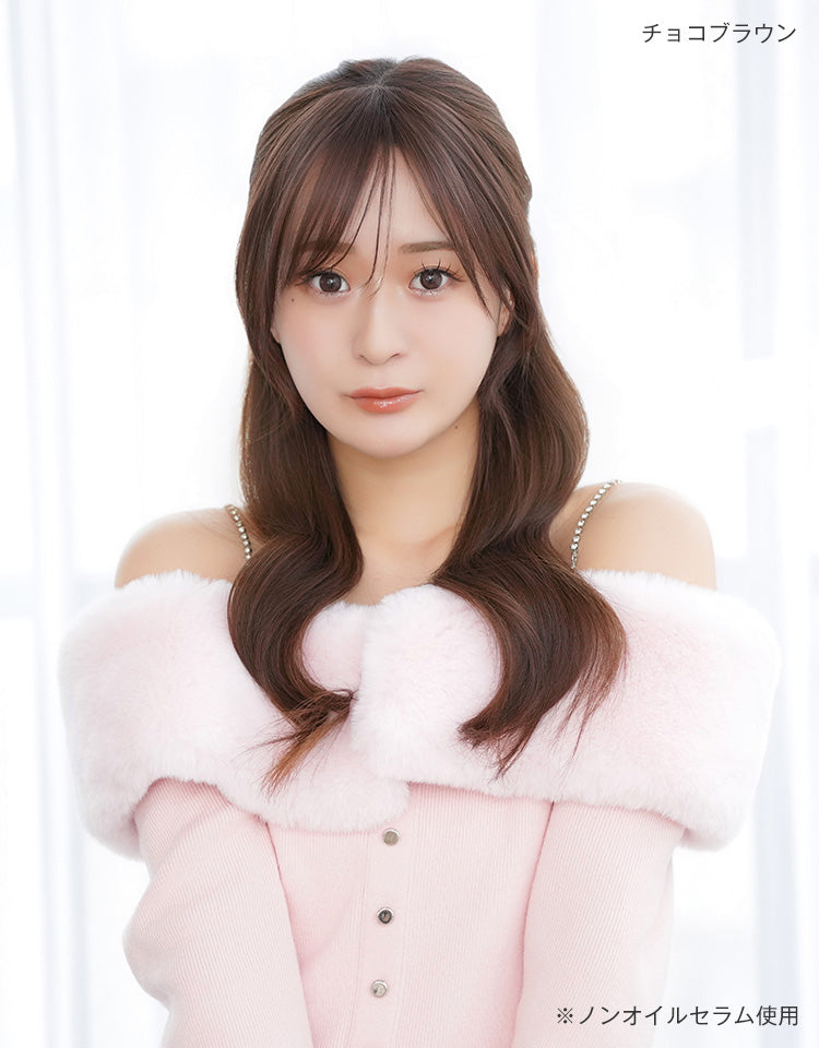 チョコブラウンカラー(スタイリング済)を着用したモデル写真　※ノンオイルセラムを使用