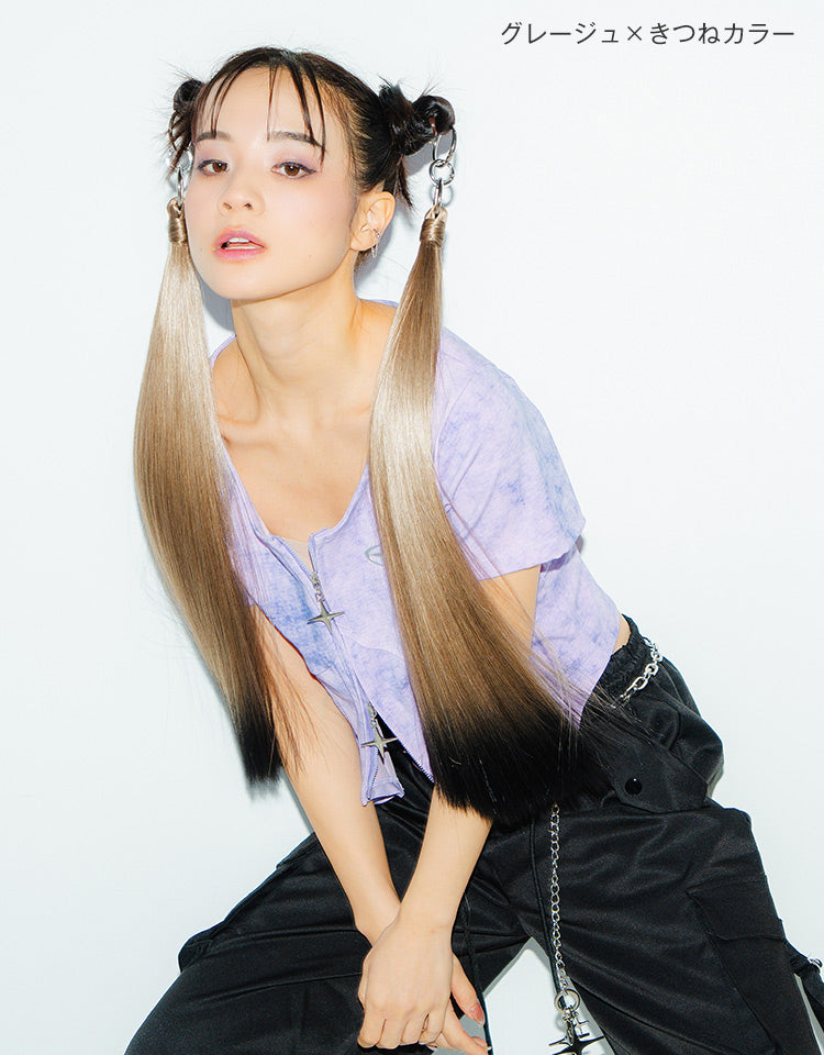 リングポニーテール ロングストレート グレージュ×きつねカラーを着用したモデル写真