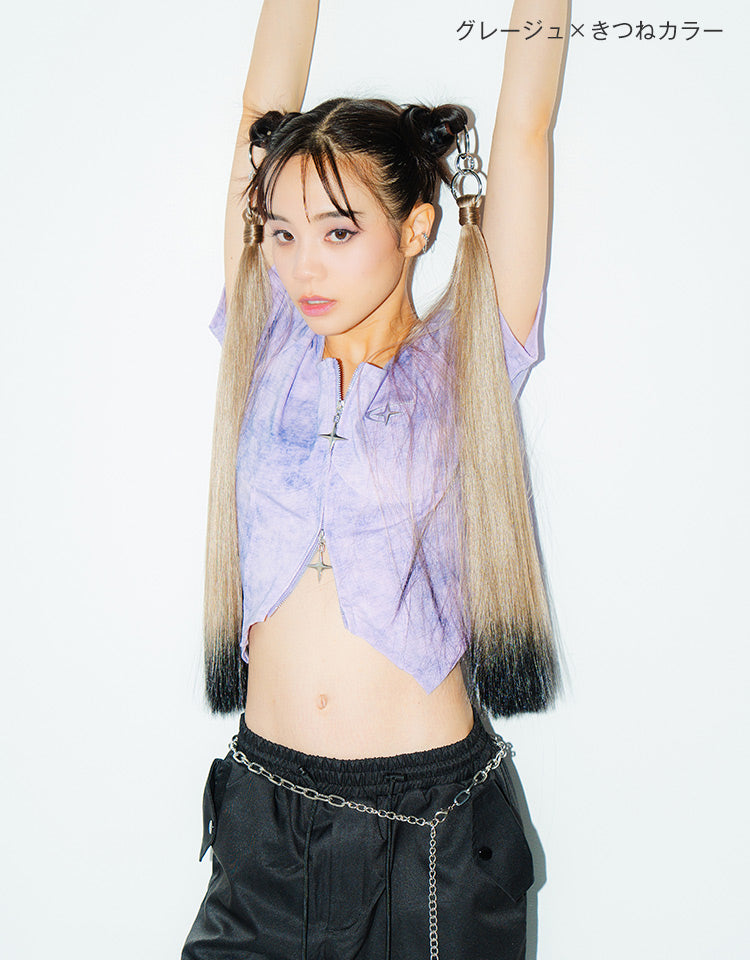 リングポニーテール ロングストレート グレージュ×きつねカラーを着用したモデル写真