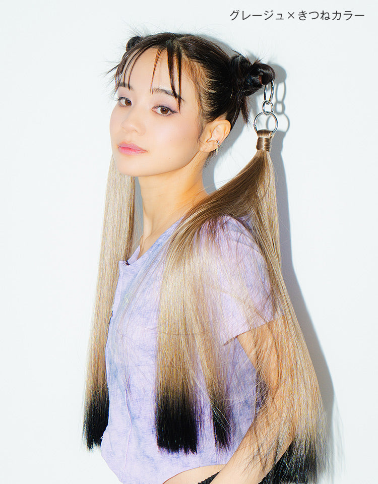リングポニーテール ロングストレート グレージュ×きつねカラーを着用したモデル写真