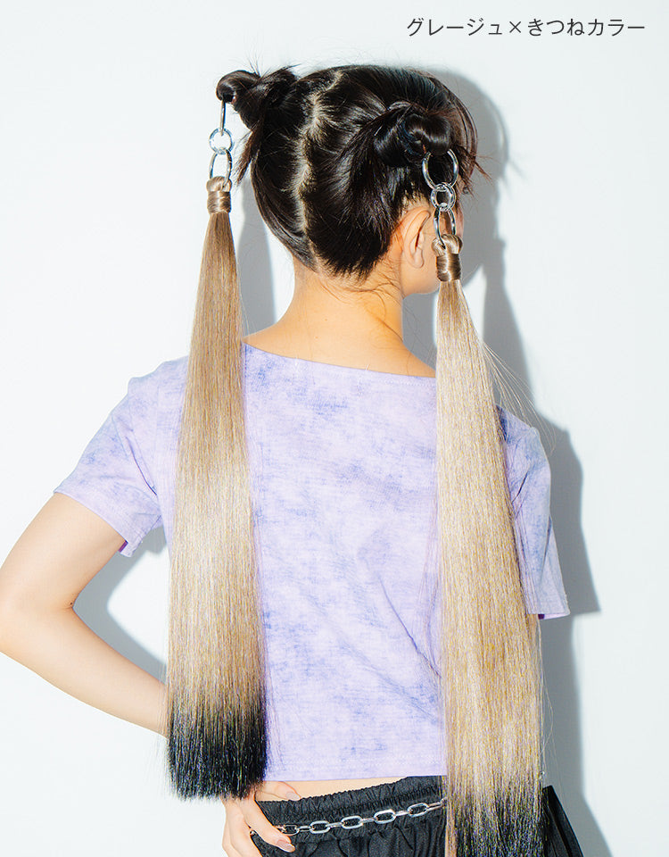 リングポニーテール ロングストレート グレージュ×きつねカラーを着用したモデル写真