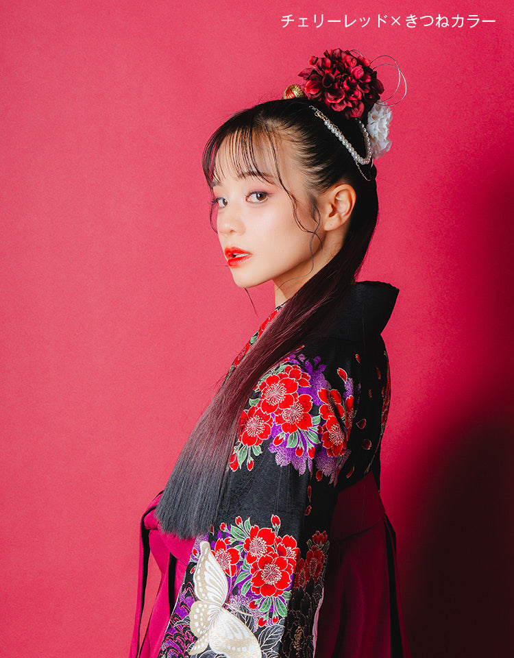 リングポニーテール ロングストレート チェリーレッド×きつねカラーを着用したモデル写真