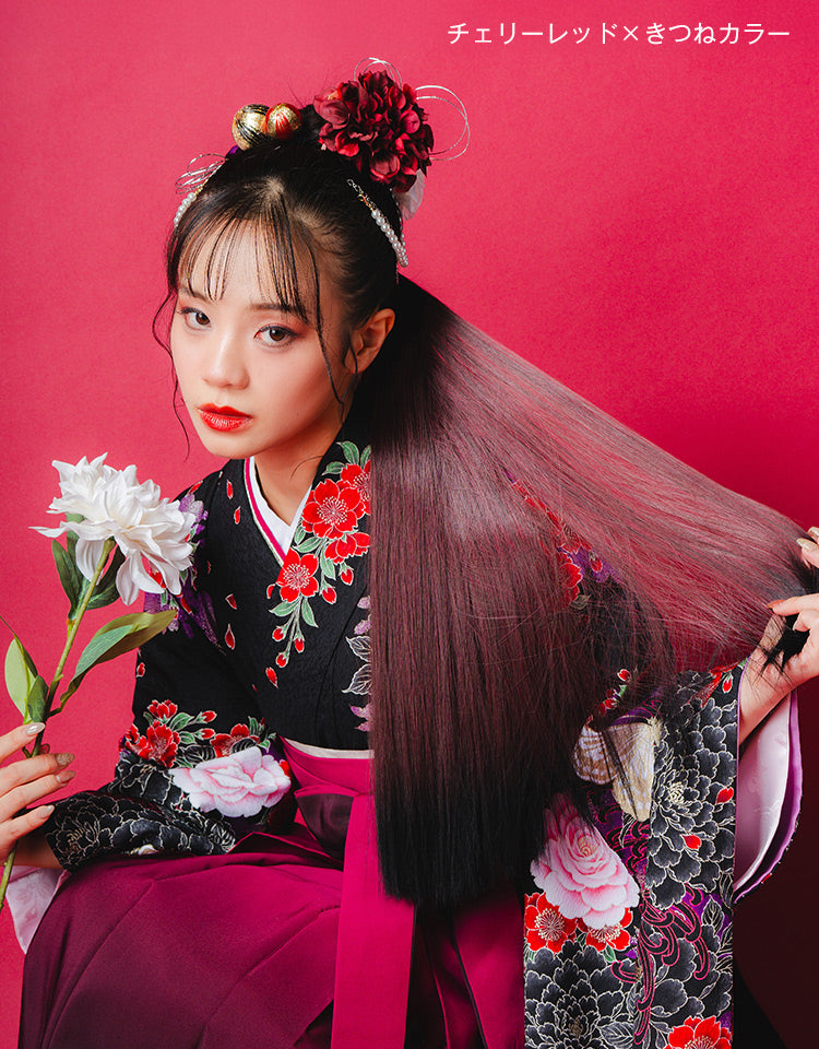 リングポニーテール ロングストレート チェリーレッド×きつねカラーを着用したモデル写真