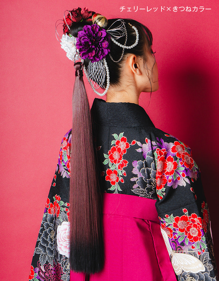 リングポニーテール ロングストレート チェリーレッド×きつねカラーを着用したモデル写真