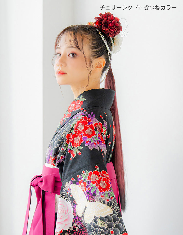 リングポニーテール ロングストレート チェリーレッド×きつねカラーを着用したモデル写真