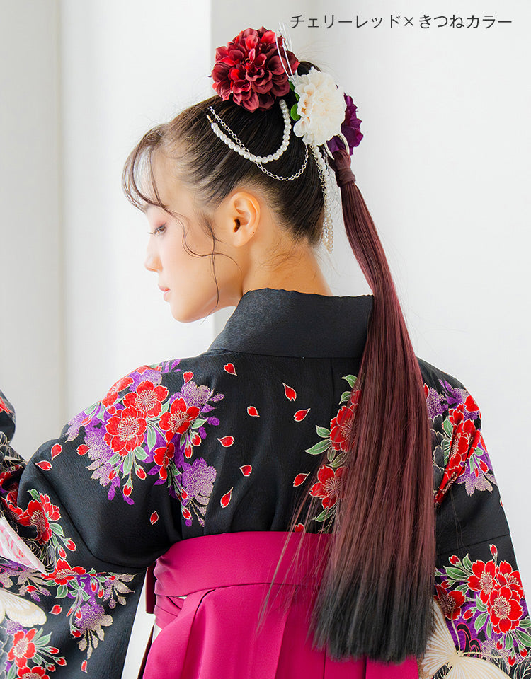 リングポニーテール ロングストレート チェリーレッド×きつねカラーを着用したモデル写真