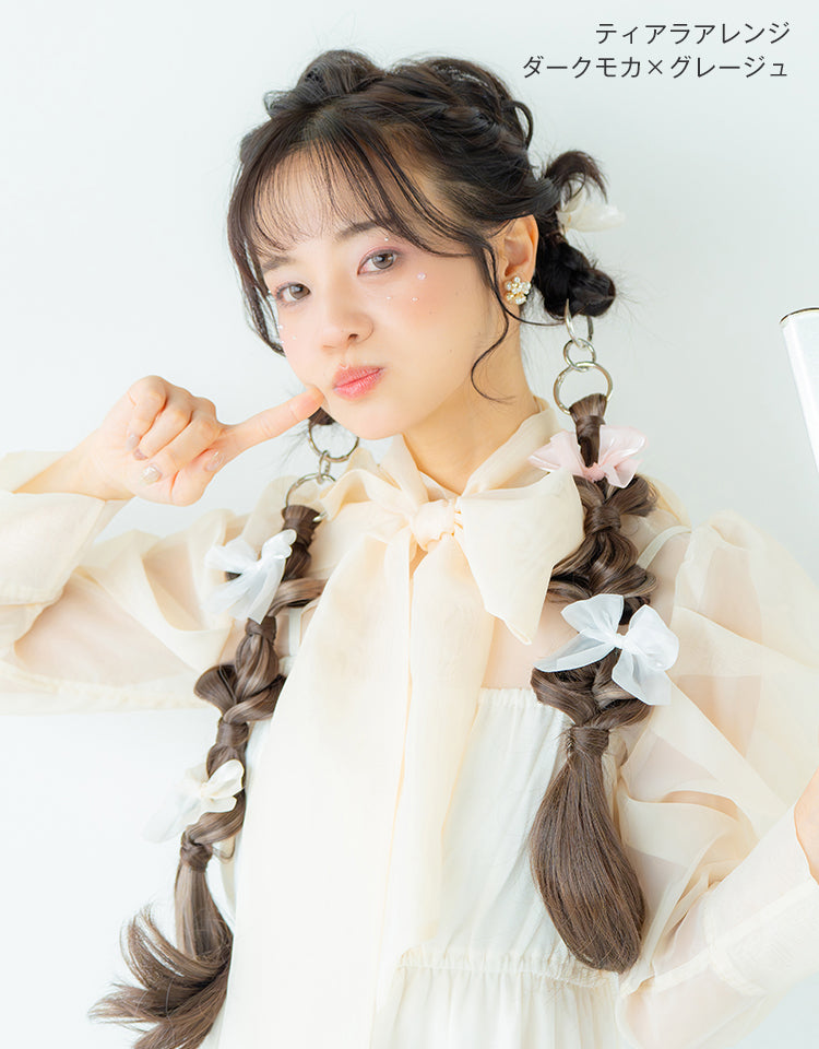 リングポニーテール ティアラアレンジ ダークモカ×グレージュのモデル着用