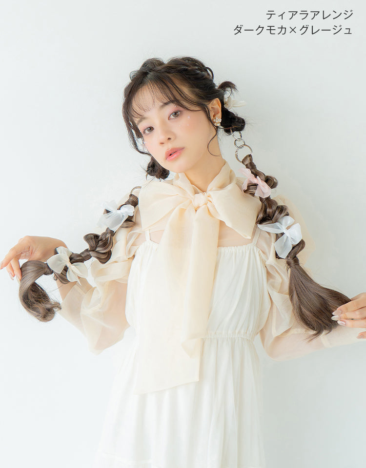 リングポニーテール ティアラアレンジ ダークモカ×グレージュのモデル着用