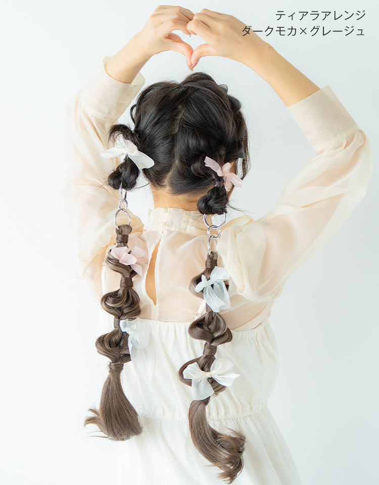 リングポニーテール ティアラアレンジ ダークモカ×グレージュのモデル着用