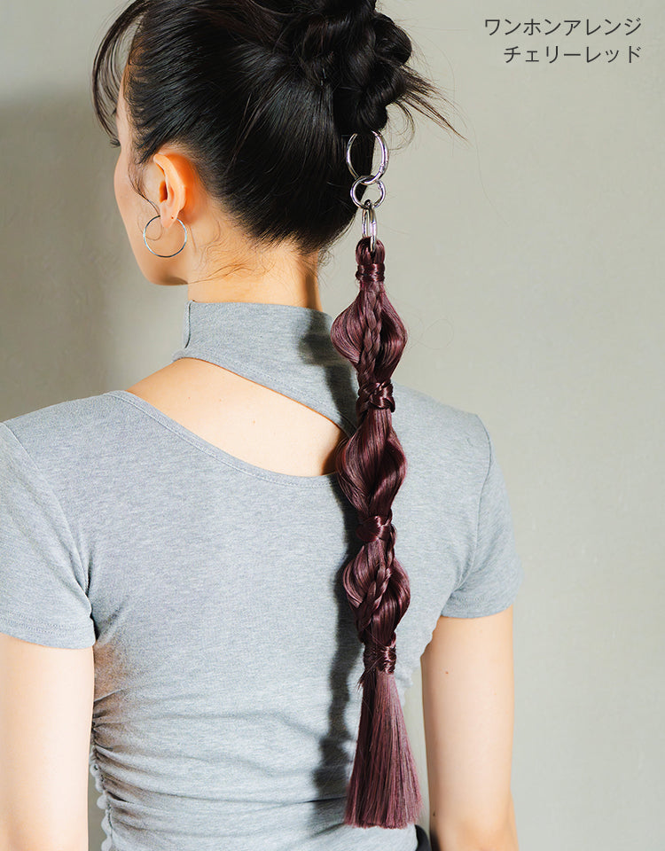 リングポニーテール ワンホンアレンジ チェリーレッドのモデル着用