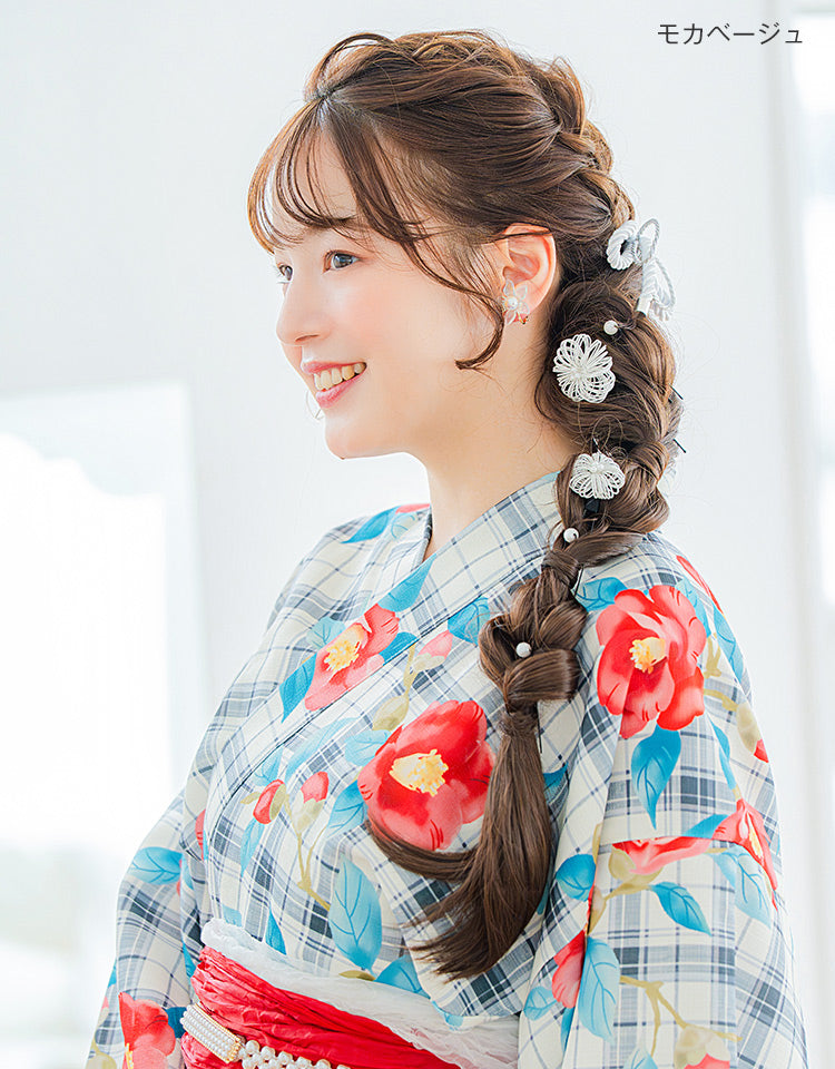 ブリッジポニーテール 編みおろしアレンジ モカベージュを着用したモデル写真