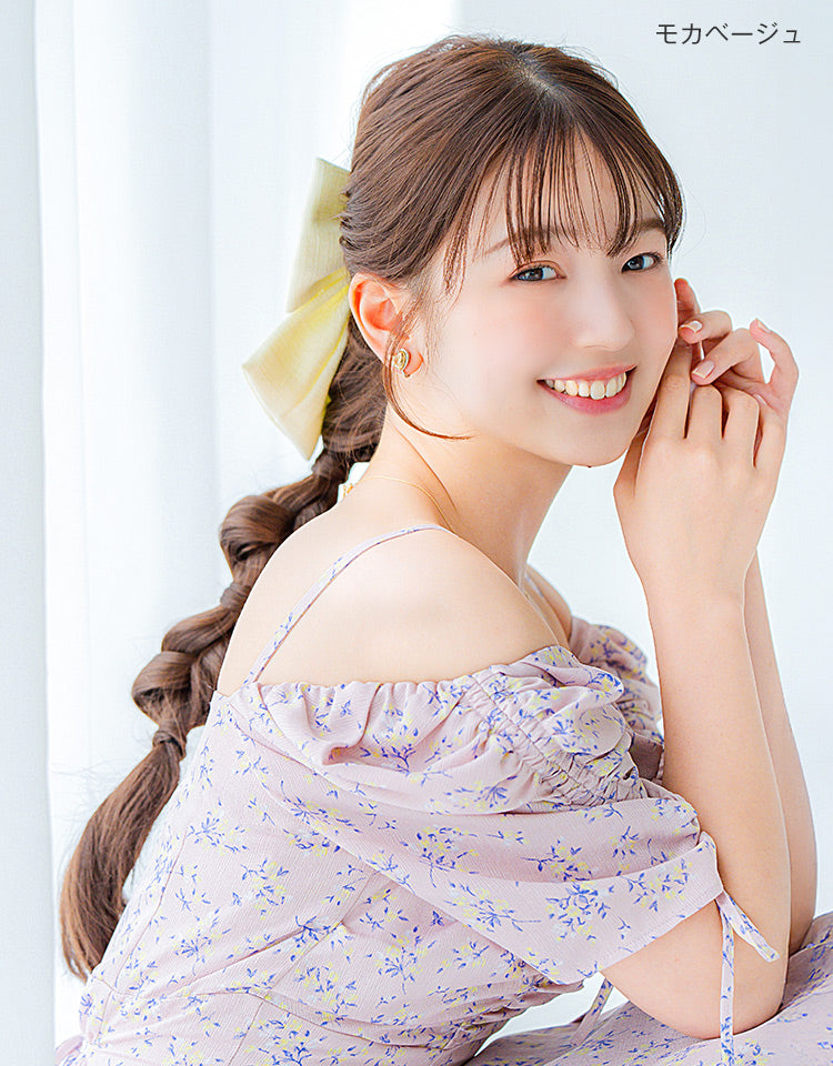 ブリッジポニーテール 編みおろしアレンジ モカベージュを着用したモデル写真