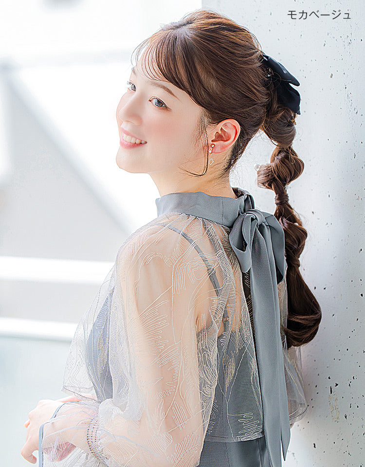 ブリッジポニーテール 編みおろしアレンジ モカベージュを着用したモデル写真
