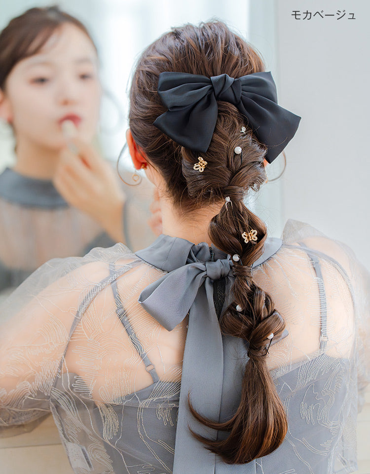 ブリッジポニーテール 編みおろしアレンジ モカベージュを着用したモデル写真