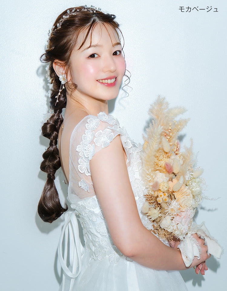 ブリッジポニーテール 編みおろしアレンジ モカベージュを着用したモデル写真