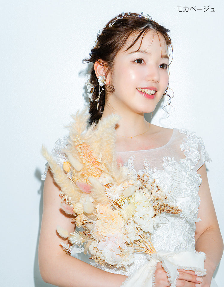 ブリッジポニーテール 編みおろしアレンジ モカベージュを着用したモデル写真