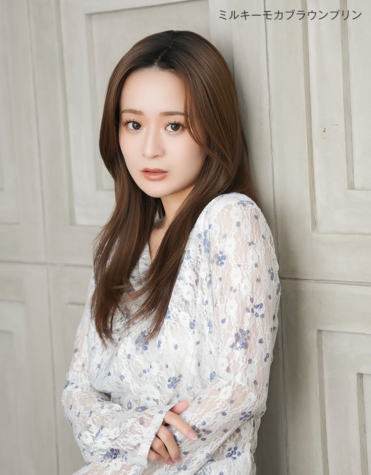 ヘアピースワイドレースフロントナチュラルロング ミルキーモカブラウンプリンを着用したモデル