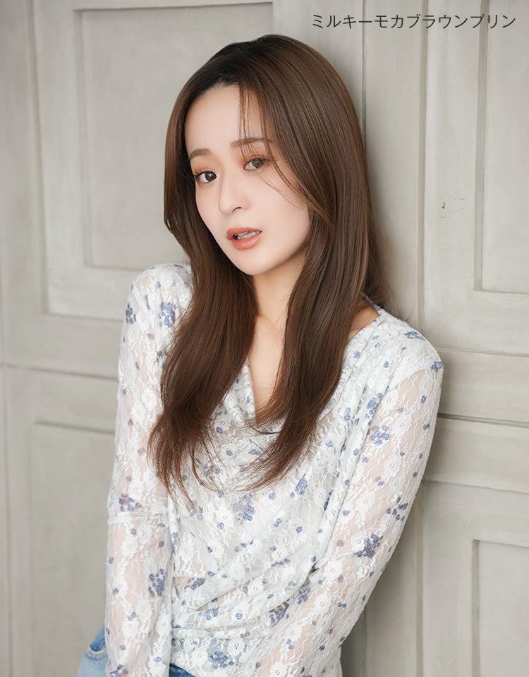 ヘアピースワイドレースフロントナチュラルロング ミルキーモカブラウンプリンを着用したモデル