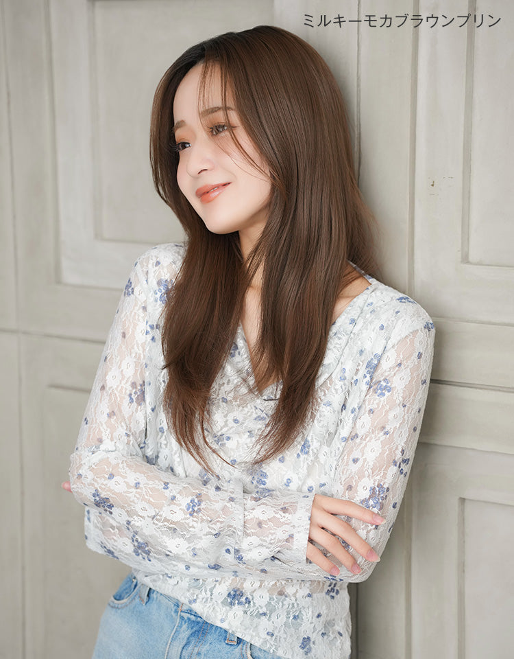 ヘアピースワイドレースフロントナチュラルロング ミルキーモカブラウンプリンを着用したモデル