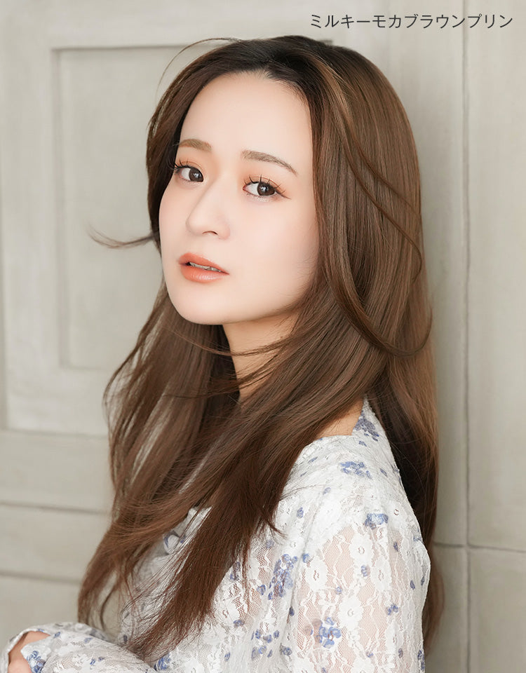 ヘアピースワイドレースフロントナチュラルロング ミルキーモカブラウンプリンを着用したモデル