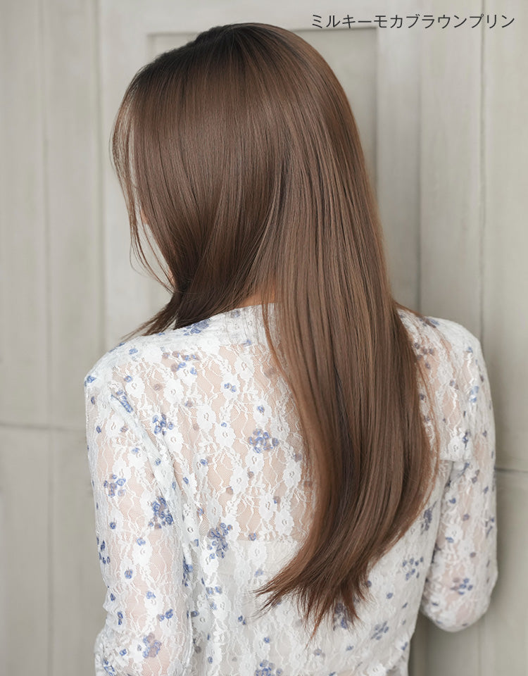 ヘアピースワイドレースフロントナチュラルロング ミルキーモカブラウンプリンを着用したモデル