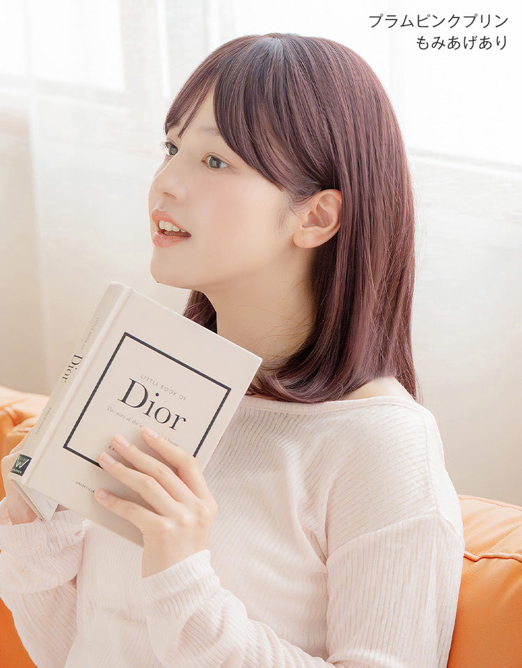 潤リラックスウィッグ ミルムボブ プラムピンクプリンをもみあげありで着用したモデル写真