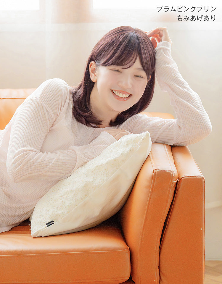 潤リラックスウィッグ ミルムボブ プラムピンクプリンをもみあげありで着用したモデル写真