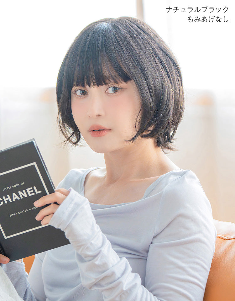 潤リラックスウィッグ ラテショート グレージュプリンをもみあげなしで着用したモデル写真