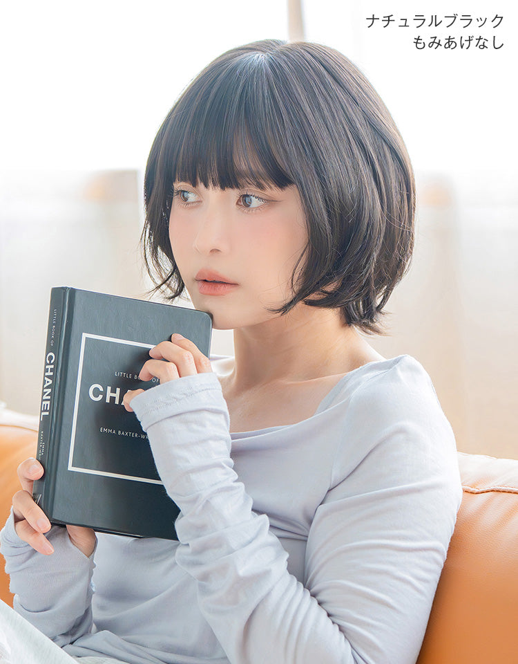 潤リラックスウィッグ ラテショート グレージュプリンをもみあげなしで着用したモデル写真