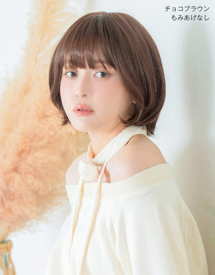 潤リラックスウィッグ ラテショート チョコブラウン もみあげなしを着用したモデル写真