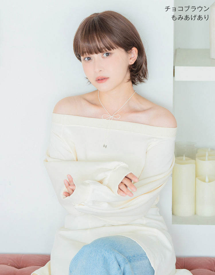 潤リラックスウィッグ ラテショート グレージュプリンをもみあげありで着用したモデル写真