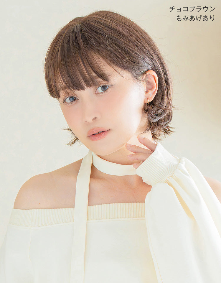 潤リラックスウィッグ ラテショート グレージュプリンをもみあげありで着用したモデル写真