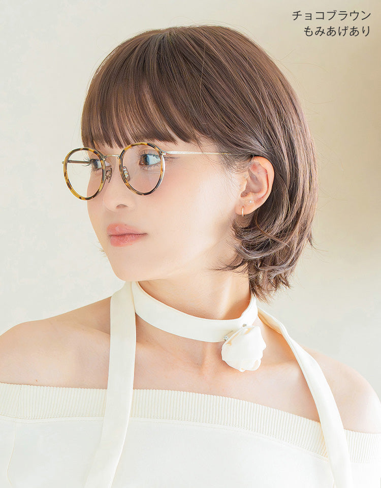 潤リラックスウィッグ ラテショート グレージュプリンをもみあげありで着用したモデル写真