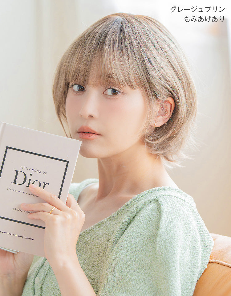 潤リラックスウィッグ ラテショート グレージュプリンをもみあげありで着用したモデル写真