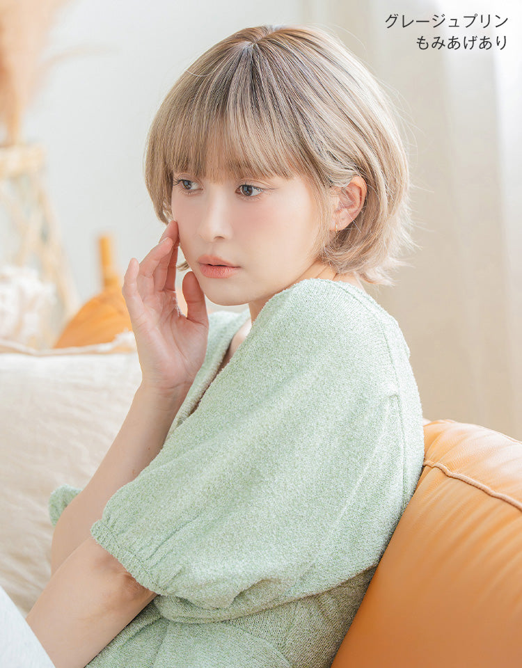 潤リラックスウィッグ ラテショート グレージュプリンをもみあげありで着用したモデル写真