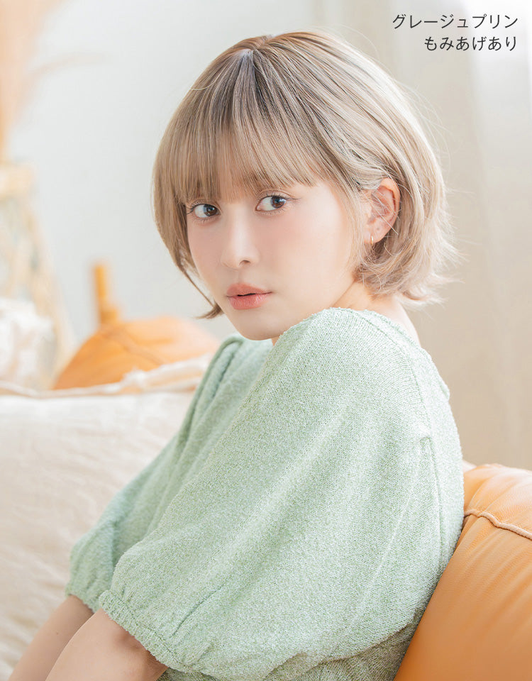 潤リラックスウィッグ ラテショート グレージュプリンをもみあげありで着用したモデル写真