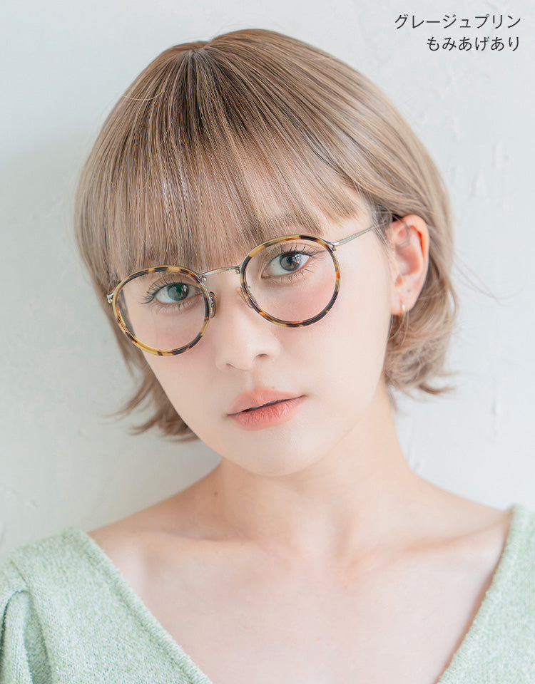 潤リラックスウィッグ ラテショート グレージュプリンをもみあげありで着用したモデル写真
