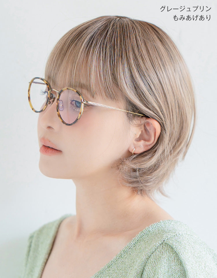 潤リラックスウィッグ ラテショート グレージュプリンをもみあげありで着用したモデル写真
