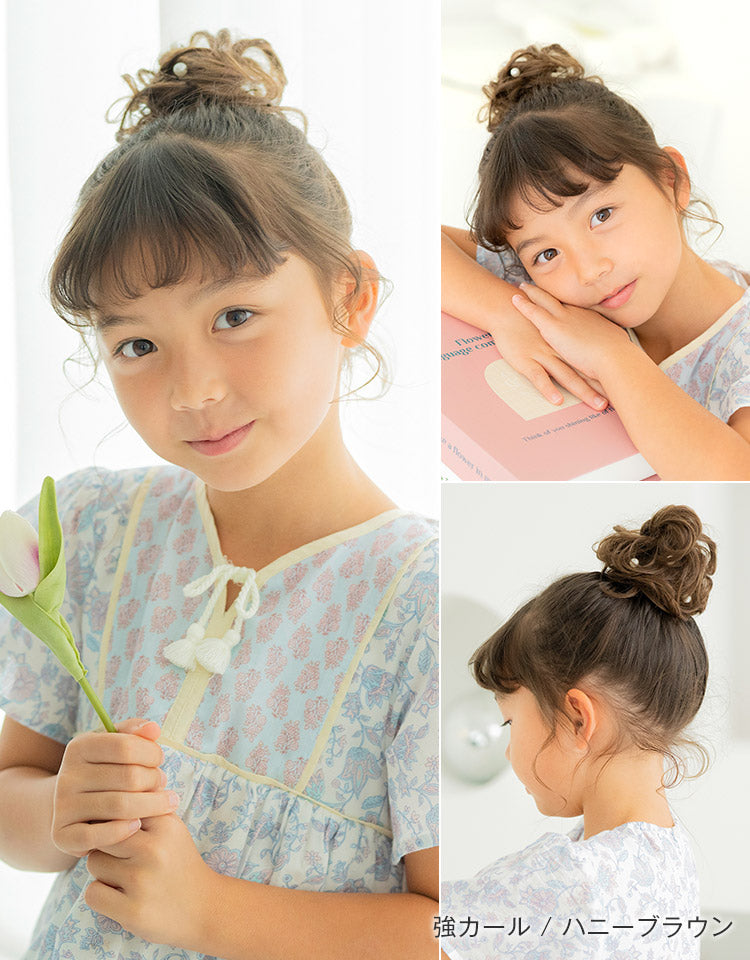 強カール/ハニーブラウンを着用しているモデル