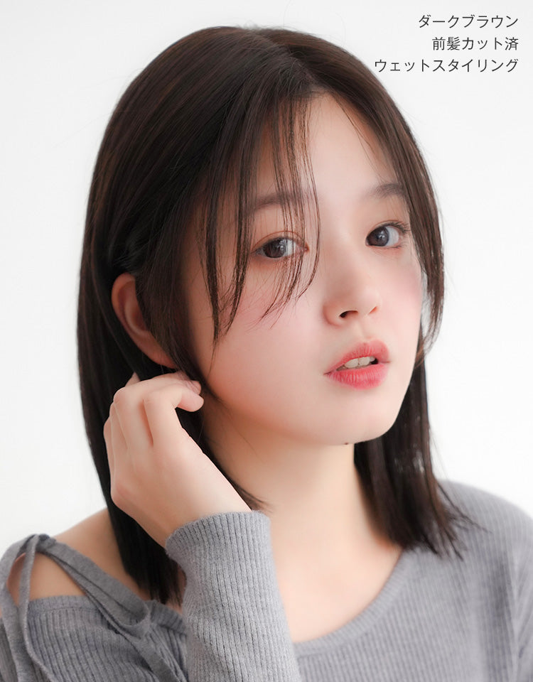 天使のエレガノボブ人毛MIX ダークブラウンの前髪カット済を着用したモデル写真