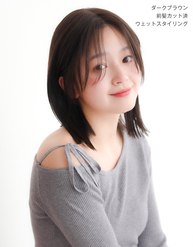 天使のエレガノボブ人毛MIX ダークブラウンの前髪カット済を着用したモデル写真