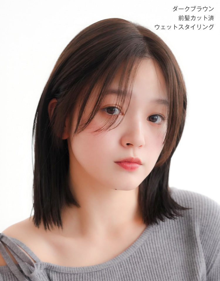 天使のエレガノボブ人毛MIX ダークブラウンの前髪カット済を着用したモデル写真