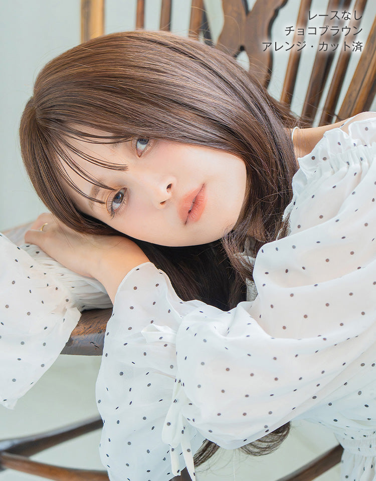 天使のベースウィッグ人毛MIX チョコブラウン レースなしのアレンジ・カット済を着用したモデル写真