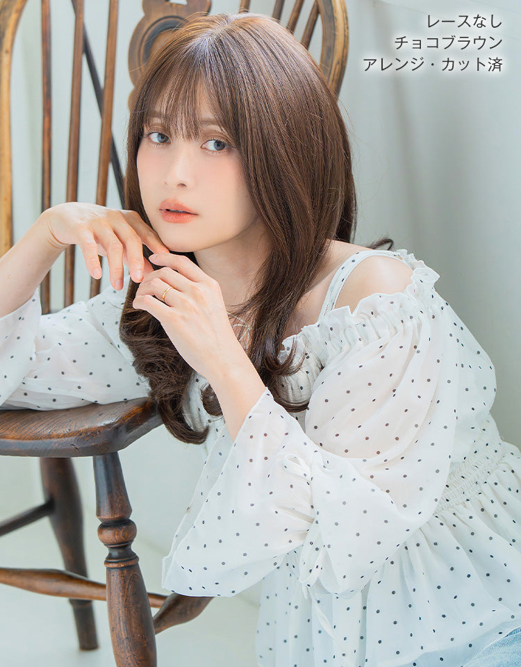 天使のベースウィッグ人毛MIX チョコブラウン レースなしのアレンジ・カット済を着用したモデル写真