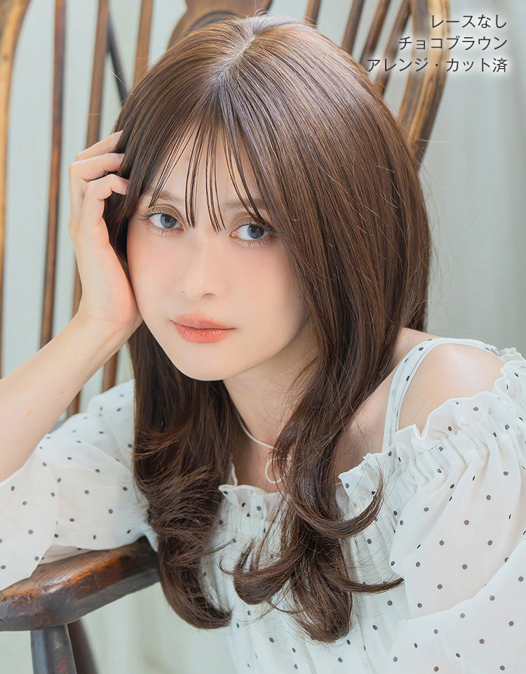 天使のベースウィッグ人毛MIX チョコブラウン レースなしのアレンジ・カット済を着用したモデル写真
